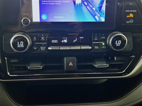 Used 2025 Toyota Highlander LE image 24