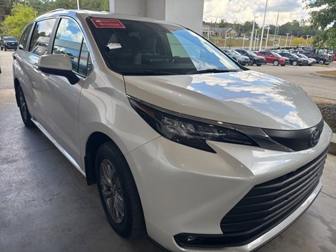 Used 2025 Toyota Sienna XLE image 4