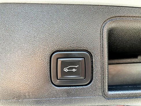 Used 2023 GMC Terrain SLT image 18