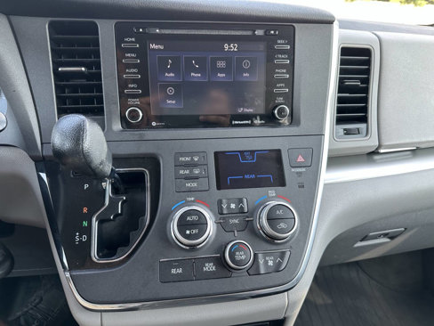 Used 2018 Toyota Sienna LE image 19