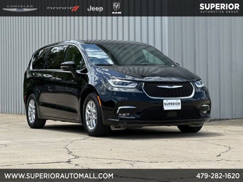 Used 2025 Chrysler Pacifica Select image 1