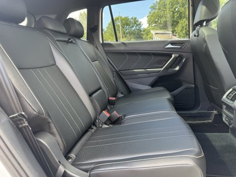 Used 2022 Volkswagen Tiguan SE R-Line image 18