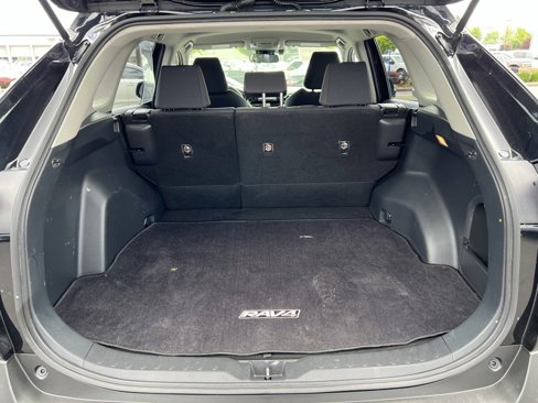 Used 2020 Toyota RAV4 LE w/ Carpet Mat Package image 9
