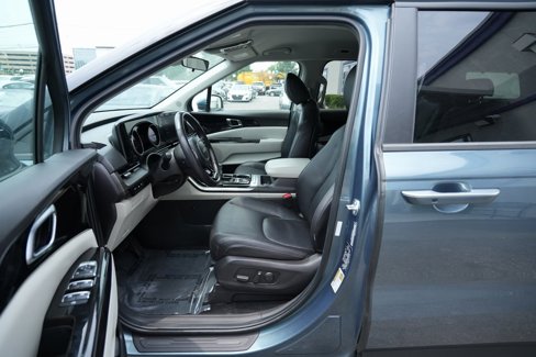 Used 2024 Kia Carnival EX image 17