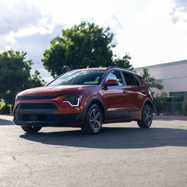 Used 2023 Kia Niro EX image 3