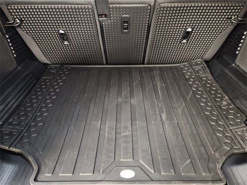 New 2024 Land Rover Defender 110 SE image 34