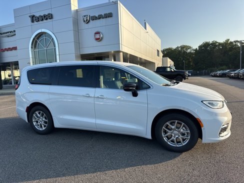 New 2026 Chrysler Pacifica Select image 2