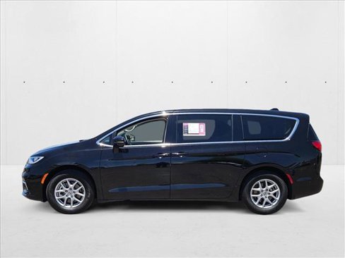 Used 2024 Chrysler Pacifica Touring-L image 9