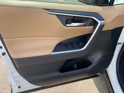 Used 2019 Toyota RAV4 XLE image 16
