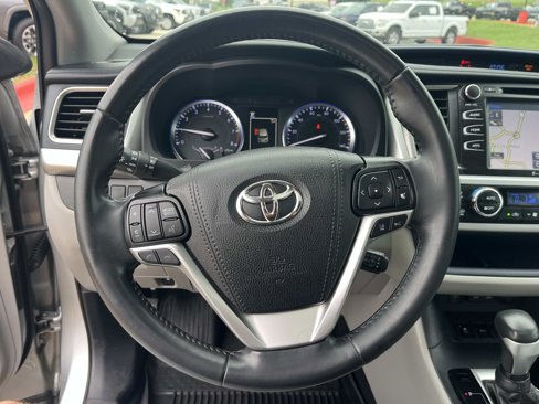 Used 2019 Toyota Highlander XLE image 16