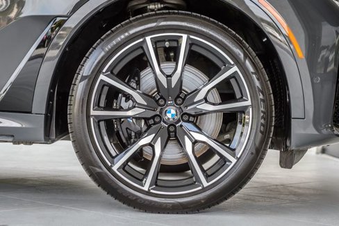 Used 2022 BMW X7 xDrive40i w/ M Sport Package image 16