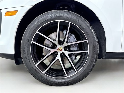 Certified 2024 Porsche Macan image 25