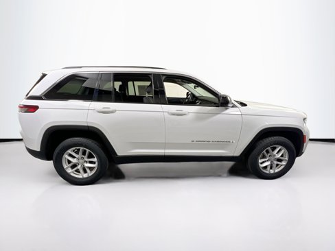 Used 2023 Jeep Grand Cherokee Laredo w/ Luxury Tech Group I image 4