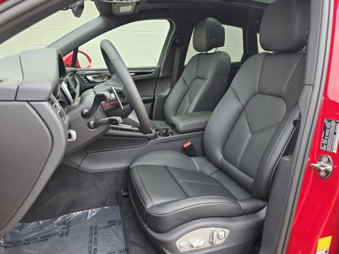 New 2025 Porsche Macan image 5