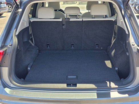 Used 2020 Volkswagen Tiguan SE w/ Panoramic Sunroof Package image 16