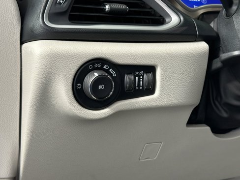 Used 2017 Chrysler Pacifica Premium image 27