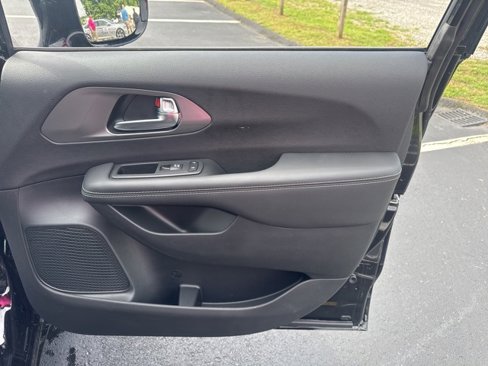 New 2025 Chrysler Voyager LX image 9