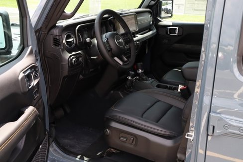 New 2025 Jeep Gladiator Sport image 12