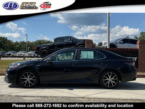 Used 2021 Toyota Camry SE w/ Cold Weather Package image 4