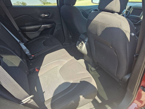Used 2019 Jeep Cherokee Latitude w/ Popular Appearance Group image 5