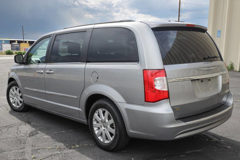 Used 2015 Chrysler Town & Country Touring image 3
