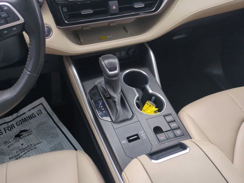 Used 2023 Toyota Highlander XLE image 18