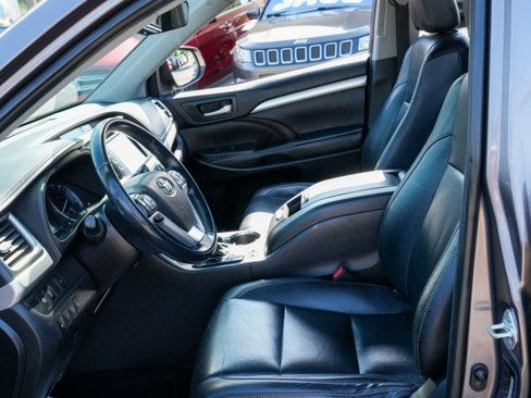 Used 2019 Toyota Highlander XLE image 12