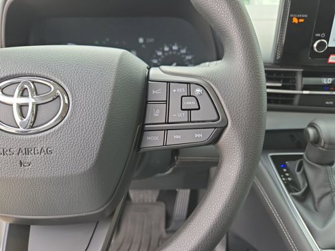Certified 2025 Toyota Sienna LE image 28