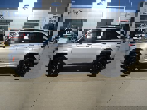 Used 2023 Jeep Grand Cherokee Altitude image 3
