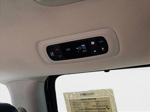 Used 2024 Chrysler Pacifica Touring-L image 17