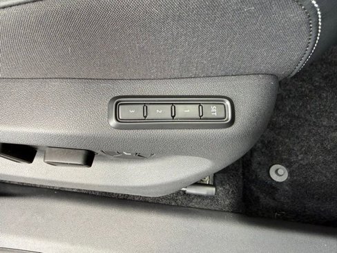 Certified 2025 Volkswagen Tiguan SEL R-Line image 27