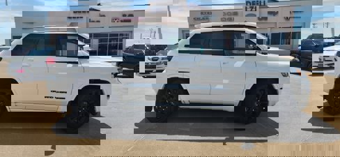 Used 2017 Jeep Grand Cherokee Altitude image 1