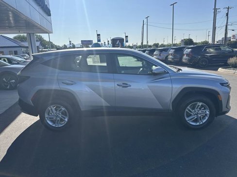 Certified 2025 Hyundai Tucson SE image 4