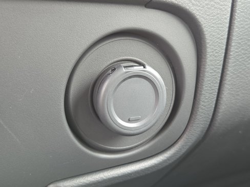 Used 2025 Nissan Frontier SV image 31