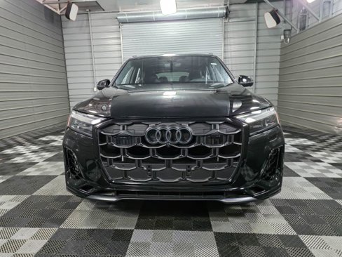 Used 2025 Audi SQ7 Premium Plus w/ Black Optic Package image 3