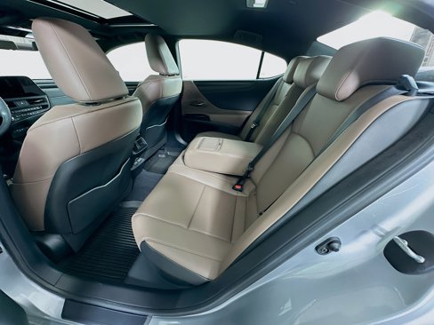 Used 2025 Lexus ES 300h w/ Premium Package image 29