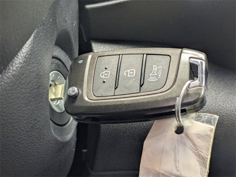 Used 2025 Hyundai Venue SE image 25