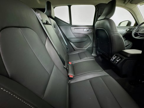 Used 2025 Volvo XC40 B5 Plus image 26