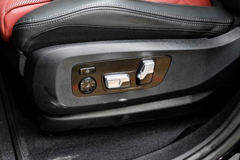 Used 2025 BMW X6 M60i w/ Executive Package image 35