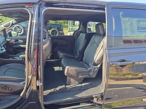 New 2026 Chrysler Pacifica Limited w/ S Appearance Package image 15