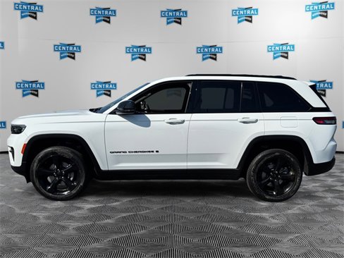 Certified 2023 Jeep Grand Cherokee Altitude image 3