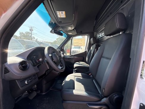 Used 2025 Mercedes-Benz Sprinter 2500 image 15