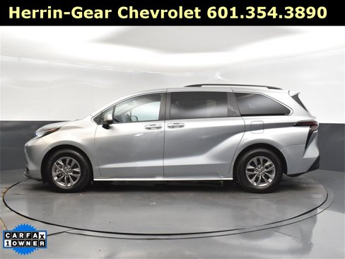 Used 2023 Toyota Sienna XLE image 4