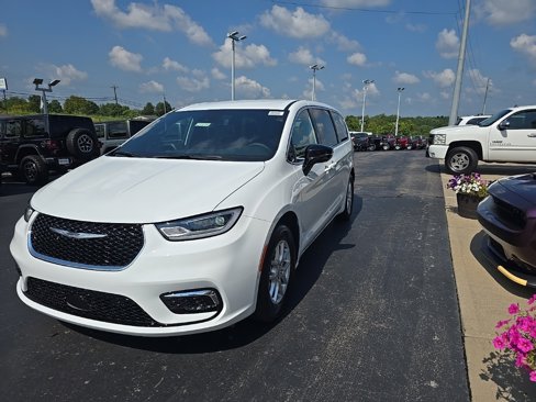 New 2026 Chrysler Pacifica Select image 3