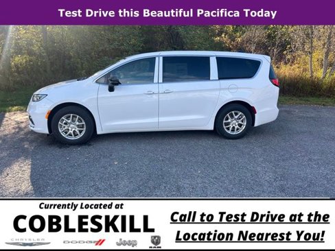New 2026 Chrysler Pacifica Select image 9