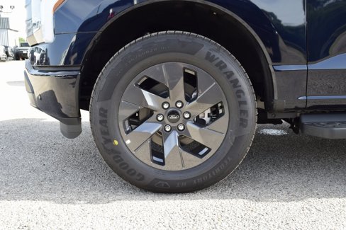 New 2025 Ford F150 Lightning Lariat image 25