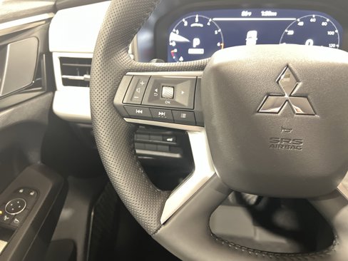 New 2025 Mitsubishi Outlander SE image 18