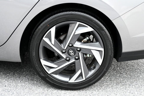 Used 2024 Hyundai Elantra Limited image 40