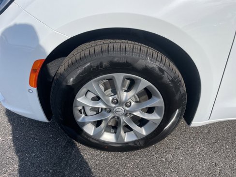 New 2026 Chrysler Pacifica Select image 9