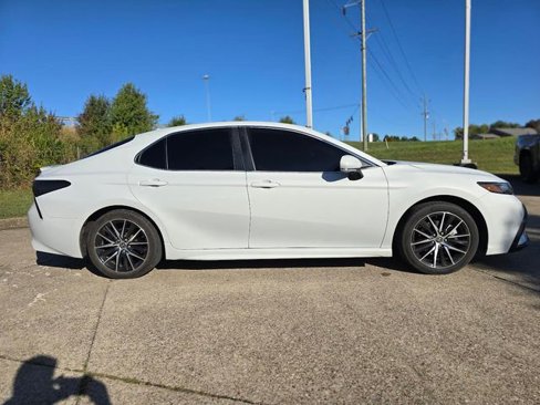 Used 2024 Toyota Camry SE image 4
